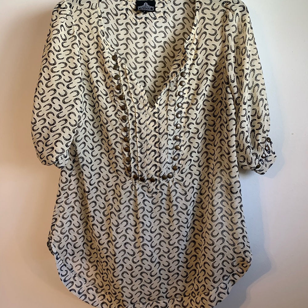 Super cute horseshoe shirt